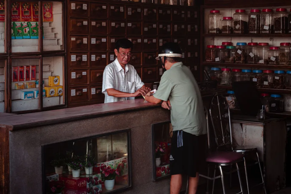 Dược sĩ và nhân viên tại nhà thuốc